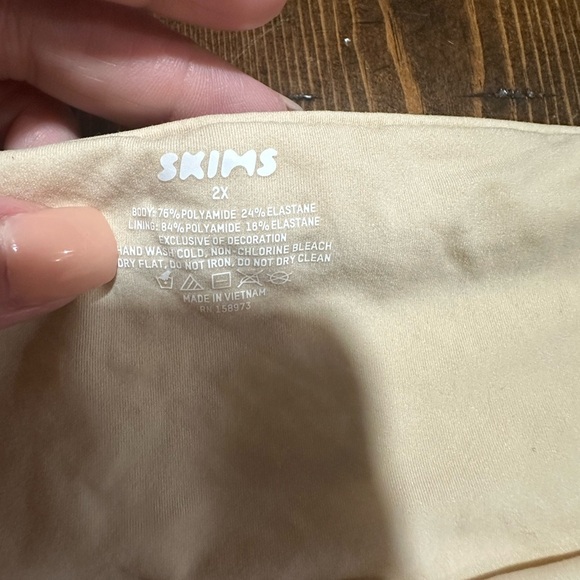 Skims Fits Everybody Bandeau in Clay 2X - Picture 3 of 4